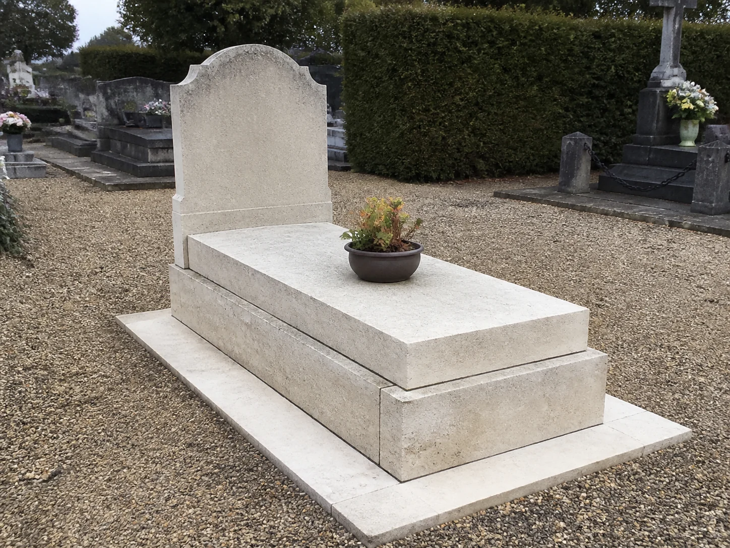 Sépulture nettoyée et fleurie après intervention